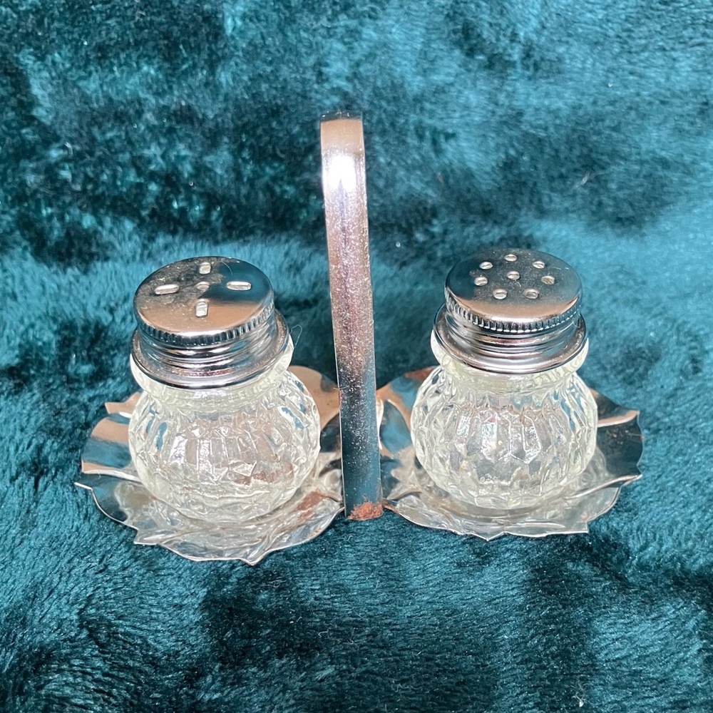 VTG Diamond Pattern Mini Glass Salt/Pepper Shakers w/ Chrome Lids & Base Holder